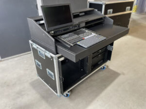 Dutycases_flightcases_AV-regiedesk_compact-all-in_halfopen